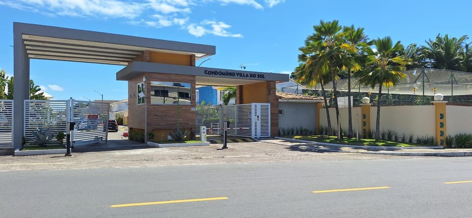 Property building, Nearby landmark, Facade/entrance, Day, Location