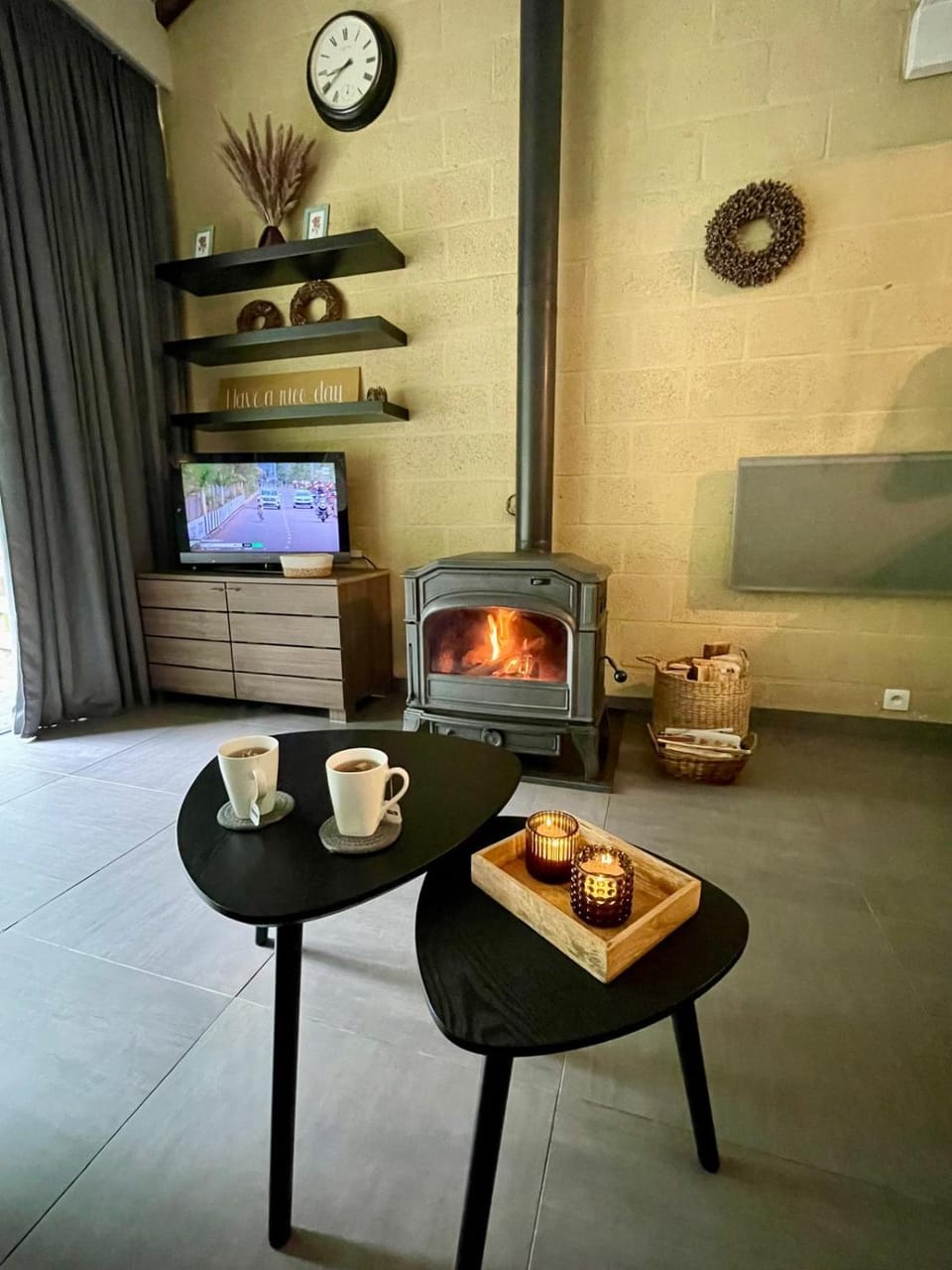 TV and multimedia, Living room, fireplace