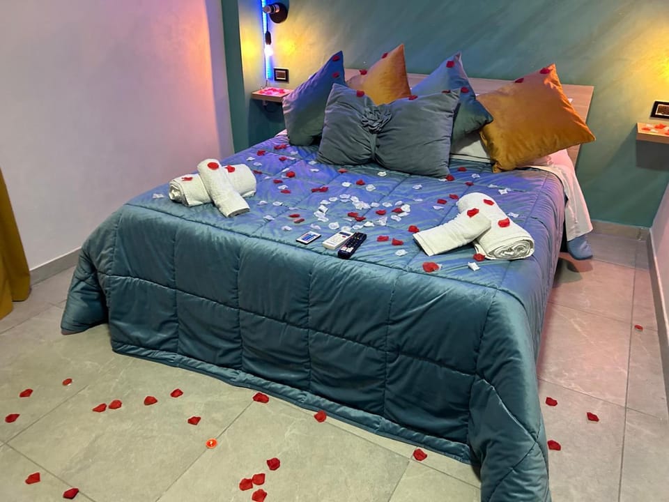 Bed, Photo of the whole room, Bedroom, towels