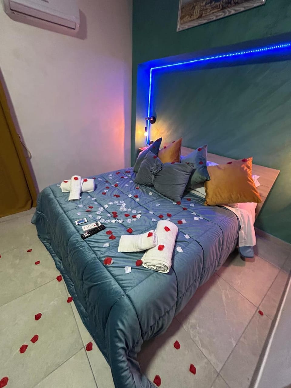 Bed, Photo of the whole room, Bedroom, towels