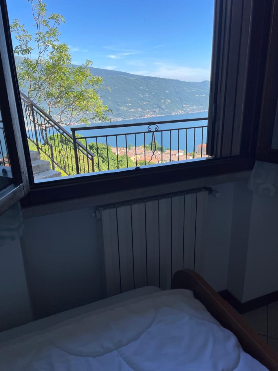 View (from property/room), Balcony/Terrace, Bedroom, Lake view, Mountain view