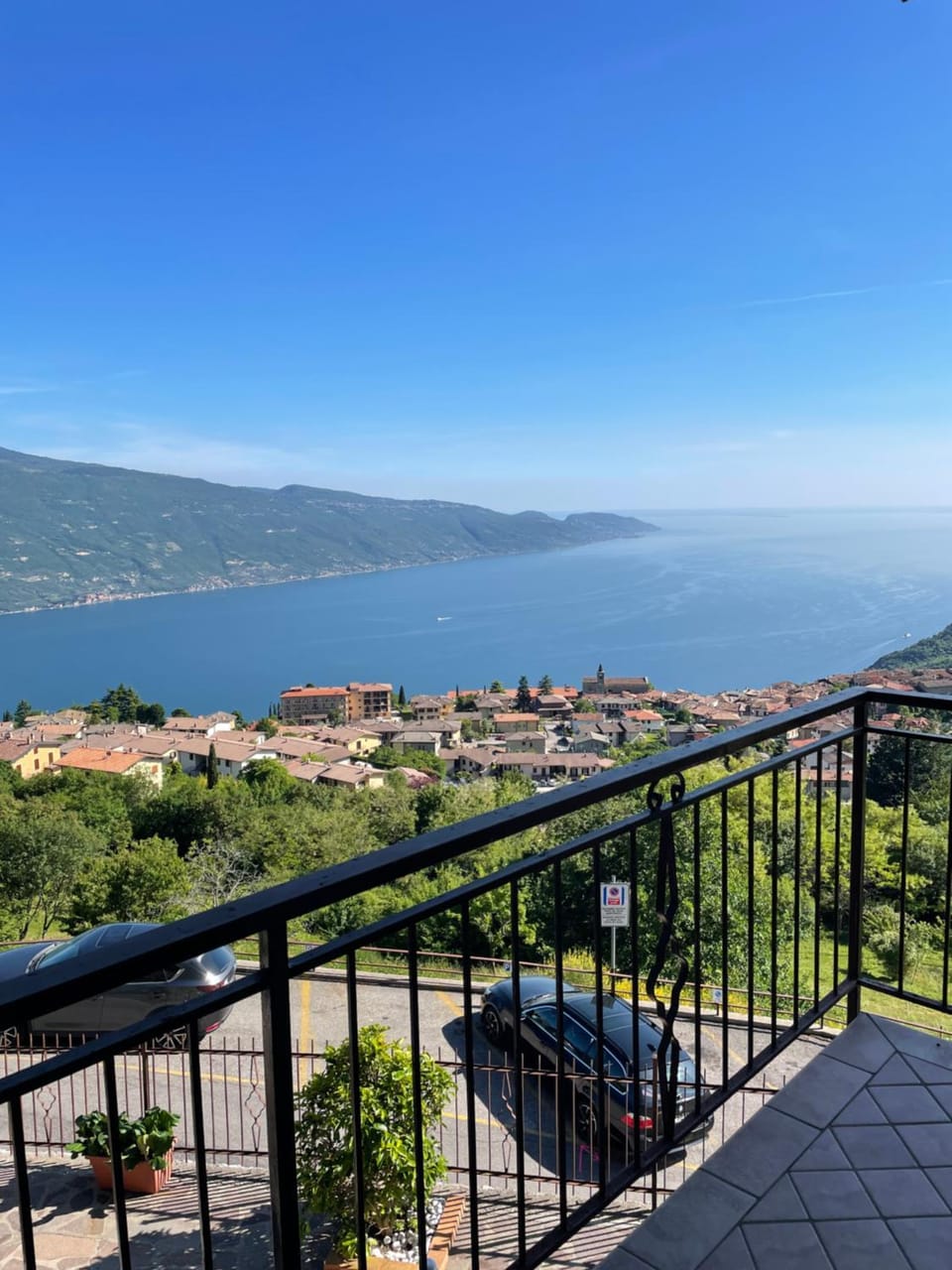 View (from property/room), Balcony/Terrace, Lake view, Mountain view