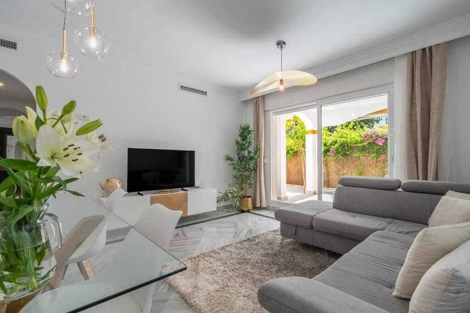 Living room, Seating area, Evening entertainment