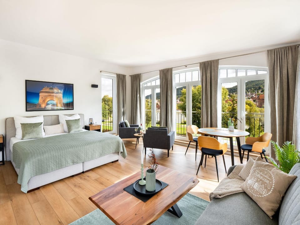 Bed, Photo of the whole room, Seating area, Dining area