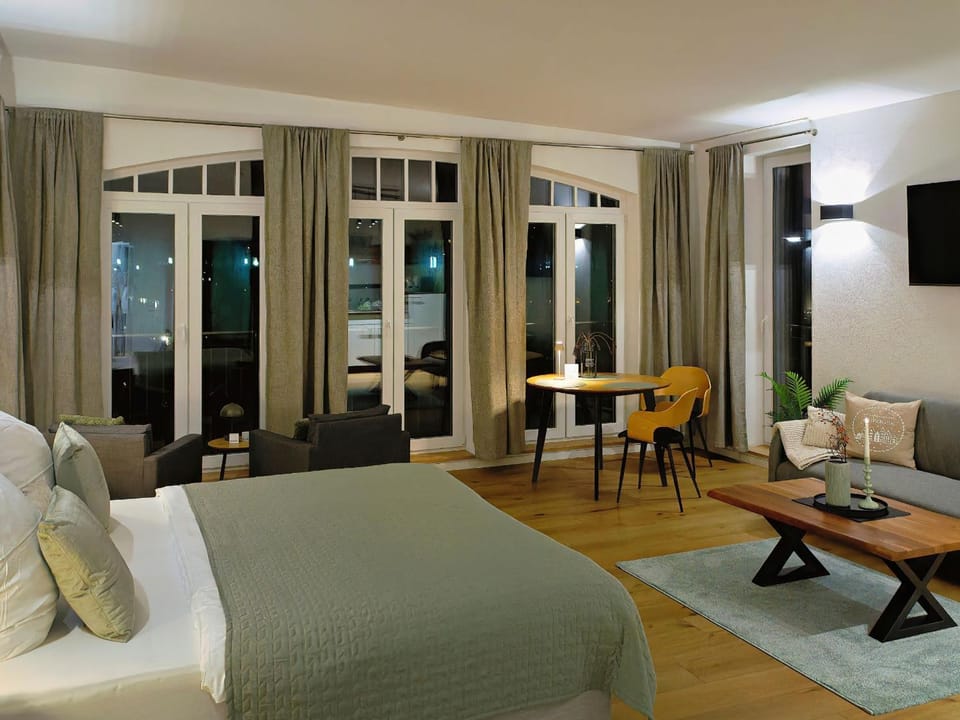 Bed, TV and multimedia, Photo of the whole room, Seating area