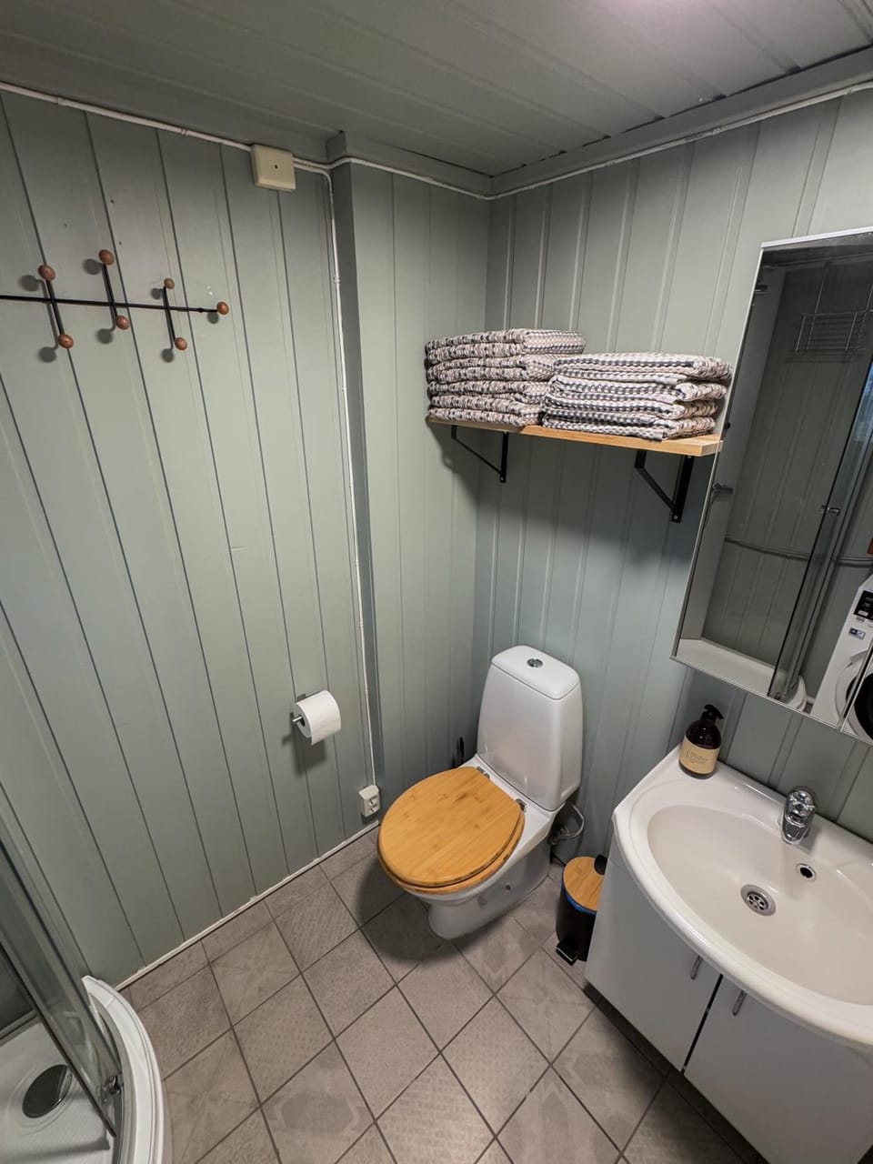Toilet, Bathroom, towels