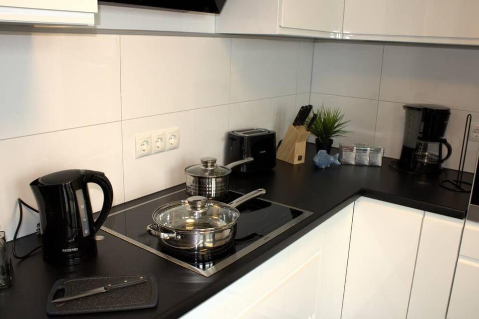 Coffee/tea facilities, Kitchen or kitchenette, stove, toaster