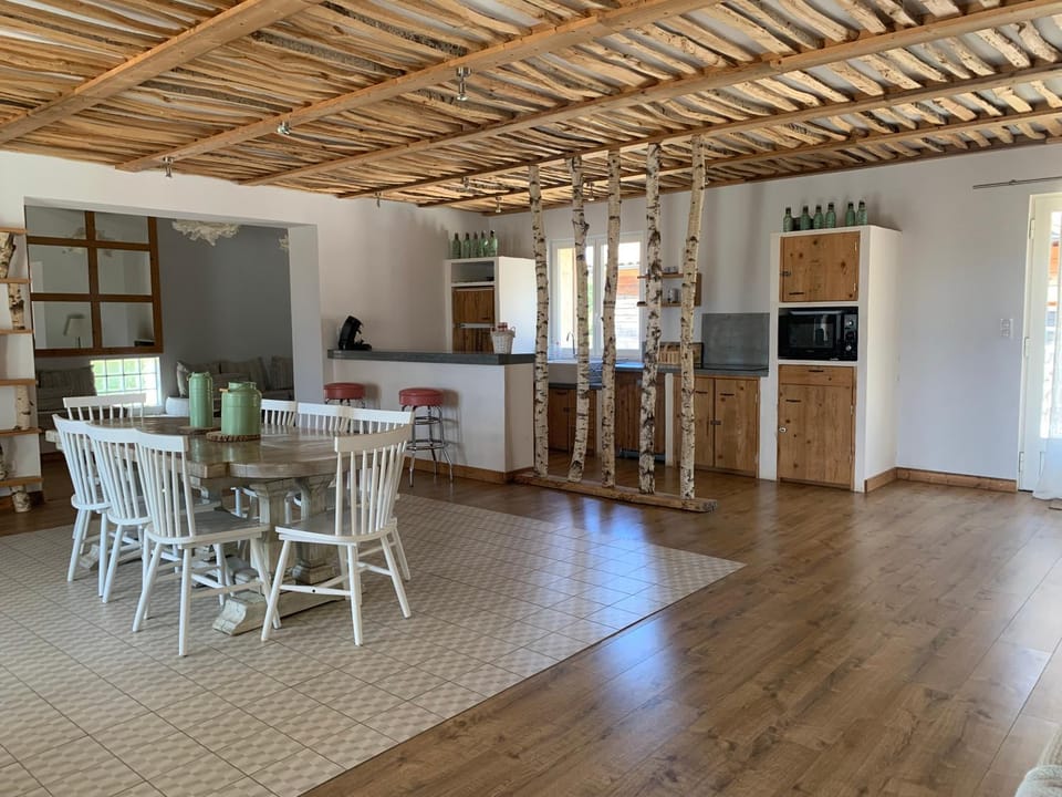 Kitchen or kitchenette, Dining area