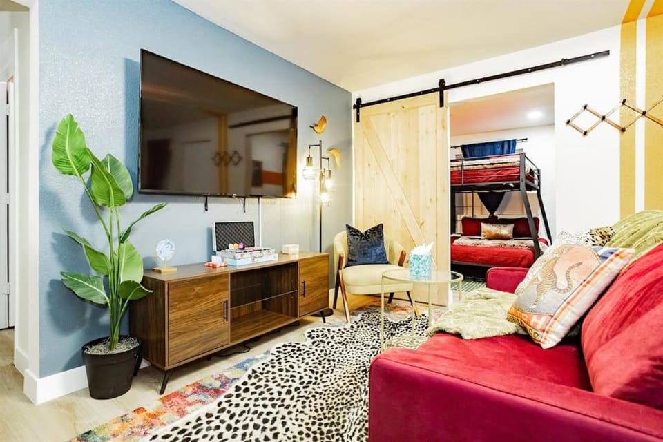 Arts District Group Suite | Sleeps 10 + Pool Table House in Las Vegas