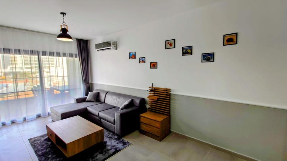Bed, Living room, Photo of the whole room, Seating area, Bedroom, fireplace, air conditioner