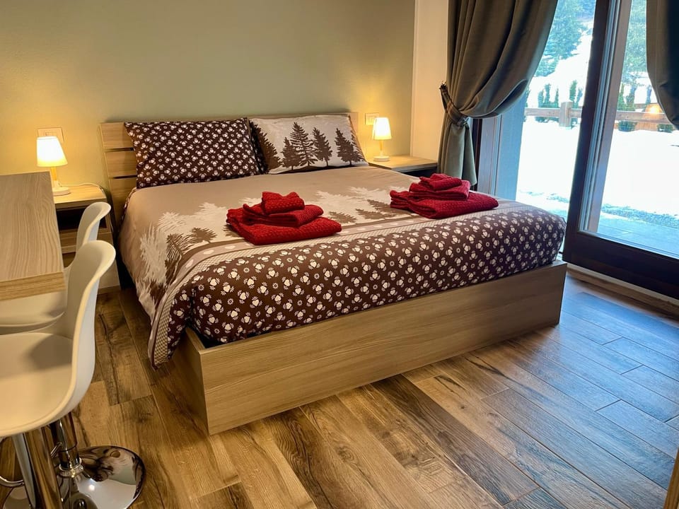 Bed, Photo of the whole room, Bedroom, towels