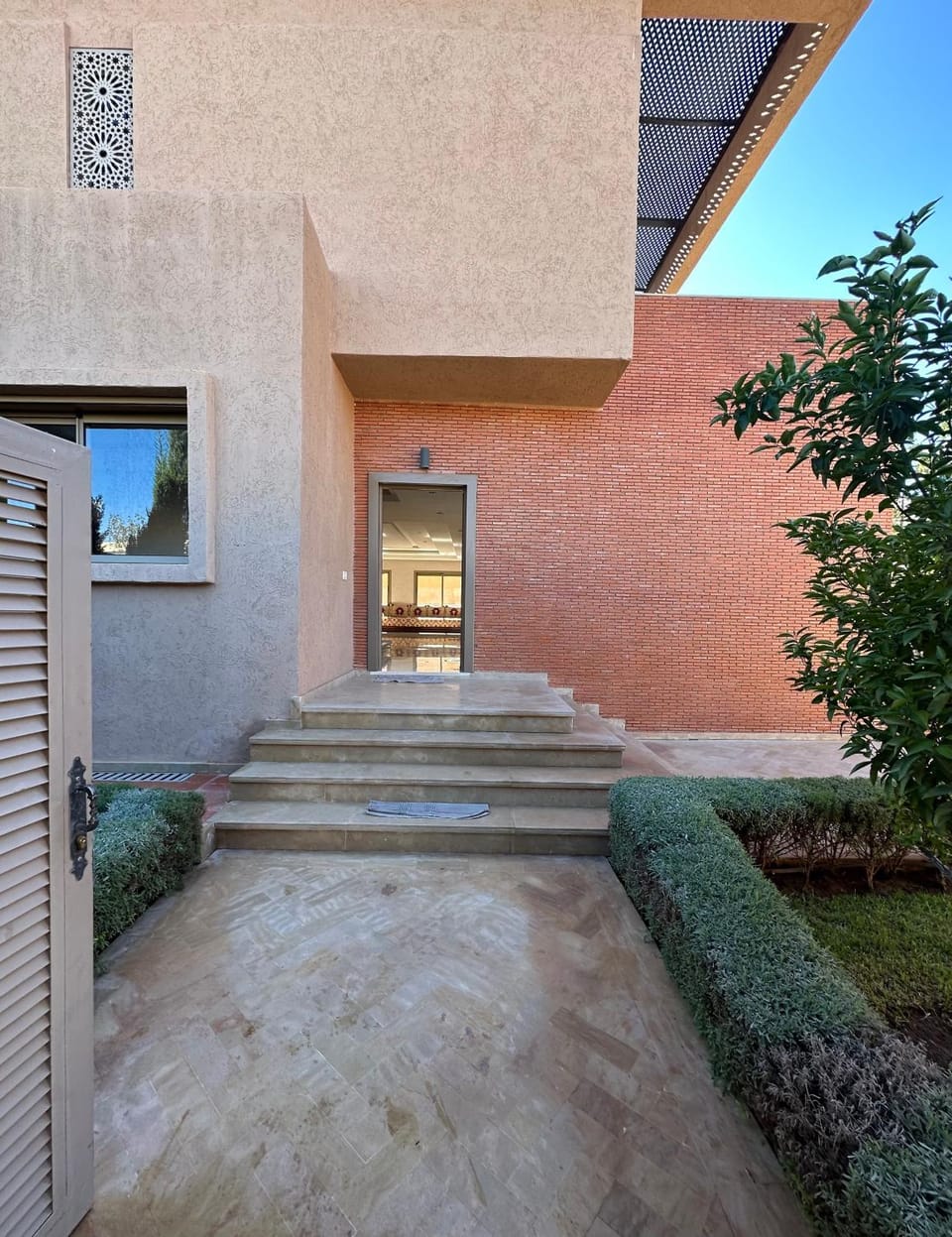 Property building, Facade/entrance, Day