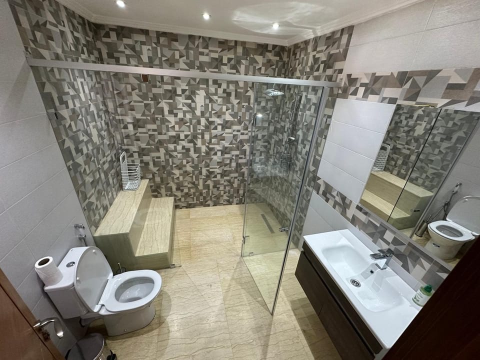 Shower, Toilet, towels