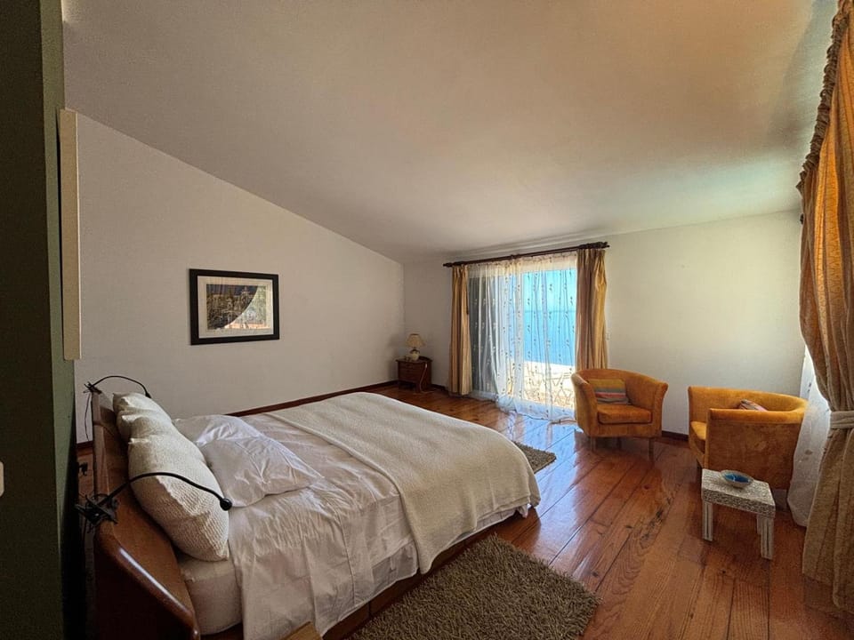 Bed, Living room, Seating area, Bedroom