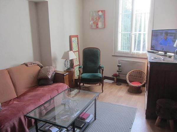 TV and multimedia, Seating area, Internal: Not applicable to any particular room