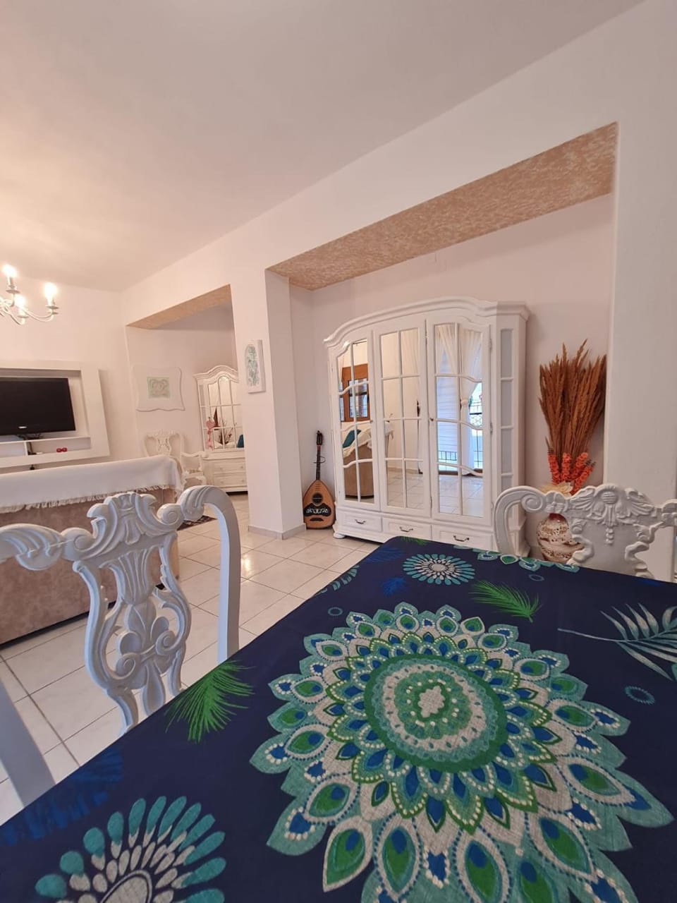 TV and multimedia, Living room, Seating area, Dining area