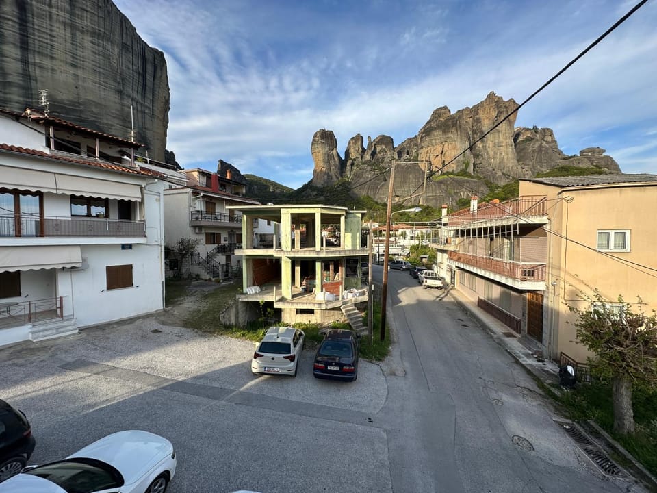 Property building, Day, Neighbourhood, Natural landscape, City view, Mountain view, Street view, Location, Parking