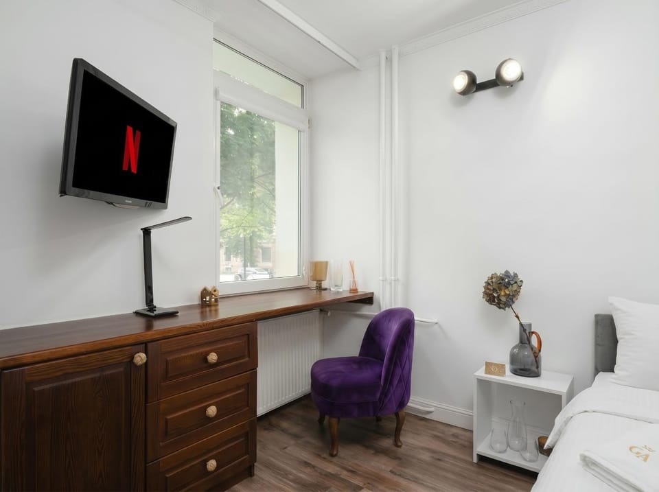 Communal lounge/ TV room, Bed, TV and multimedia, Photo of the whole room, Evening entertainment, Bedroom, hair dresser