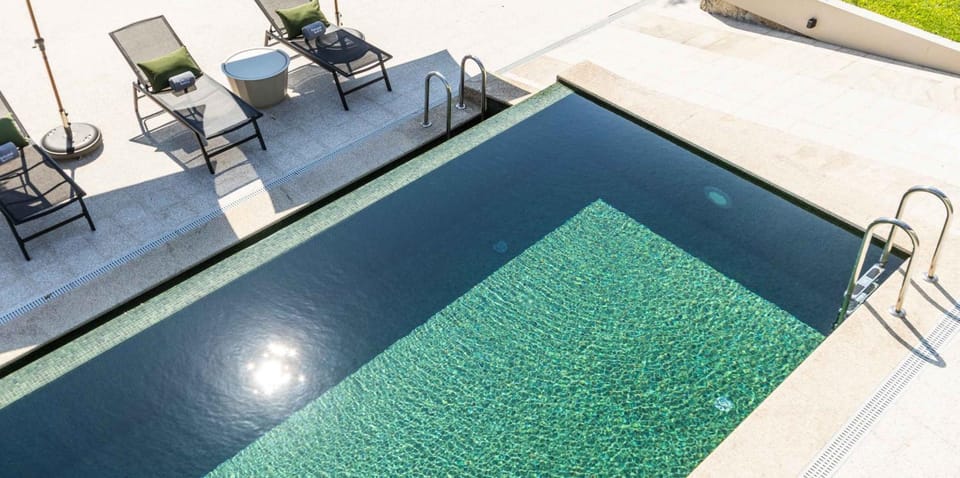Patio, Swimming pool, sunbed
