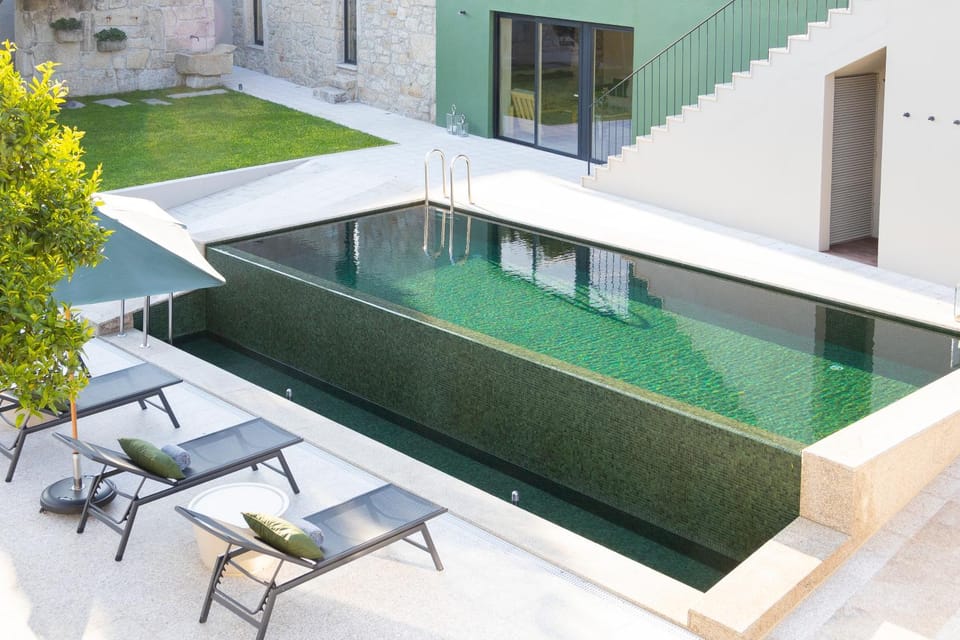 Patio, Swimming pool, sunbed