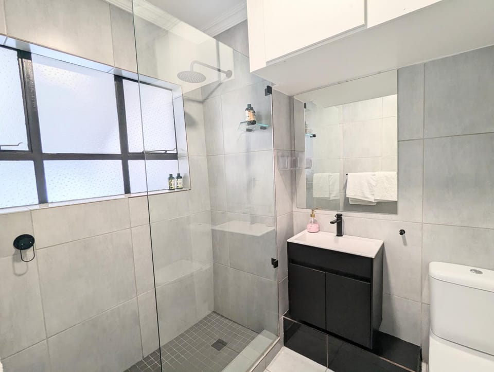 City comfort stylish Apartment with Balcony Views Apartment in Cape Town