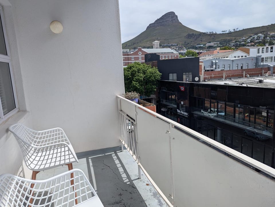 City comfort stylish Apartment with Balcony Views Apartment in Cape Town
