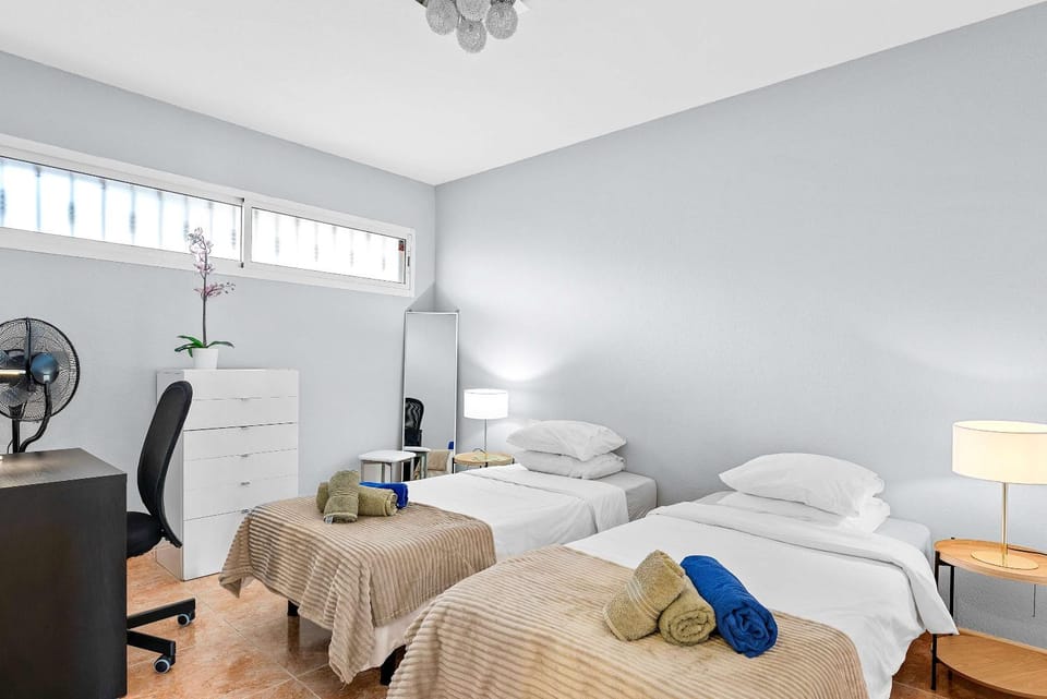 Bed, Bedroom, towels