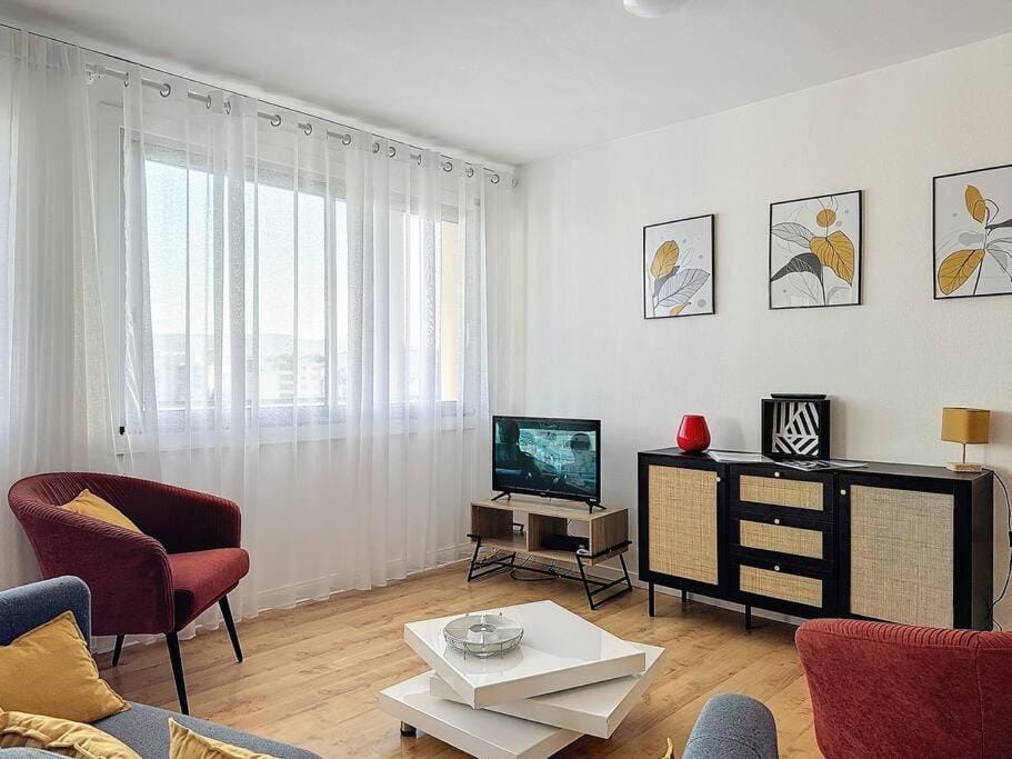 Communal lounge/ TV room, TV and multimedia, Living room, Seating area, Evening entertainment