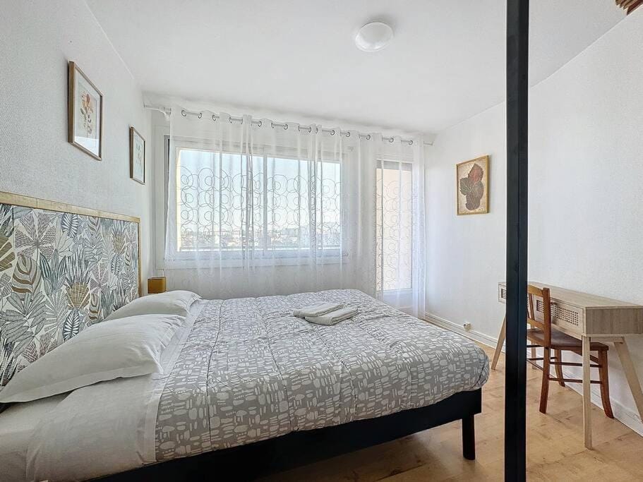 Bed, Living room, Photo of the whole room, Seating area, Bedroom