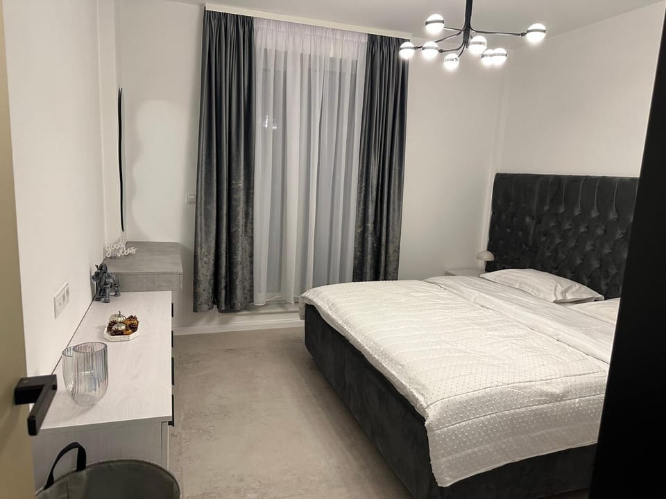 Bed, Photo of the whole room, Decorative detail, Bedroom, towels