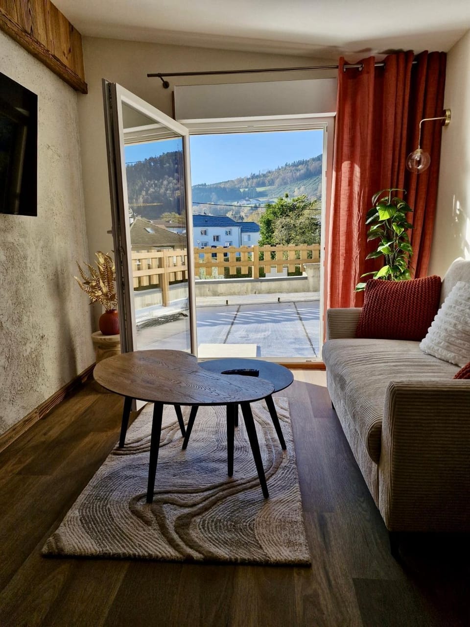 Day, Natural landscape, TV and multimedia, View (from property/room), Balcony/Terrace, Living room, Seating area, Mountain view