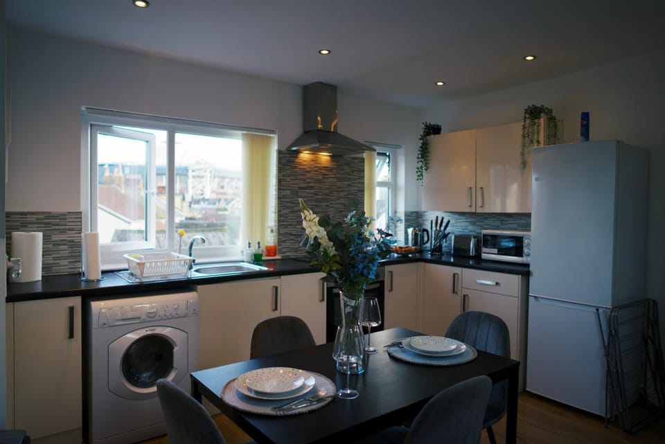 Kitchen or kitchenette, Dining area, oven, stove