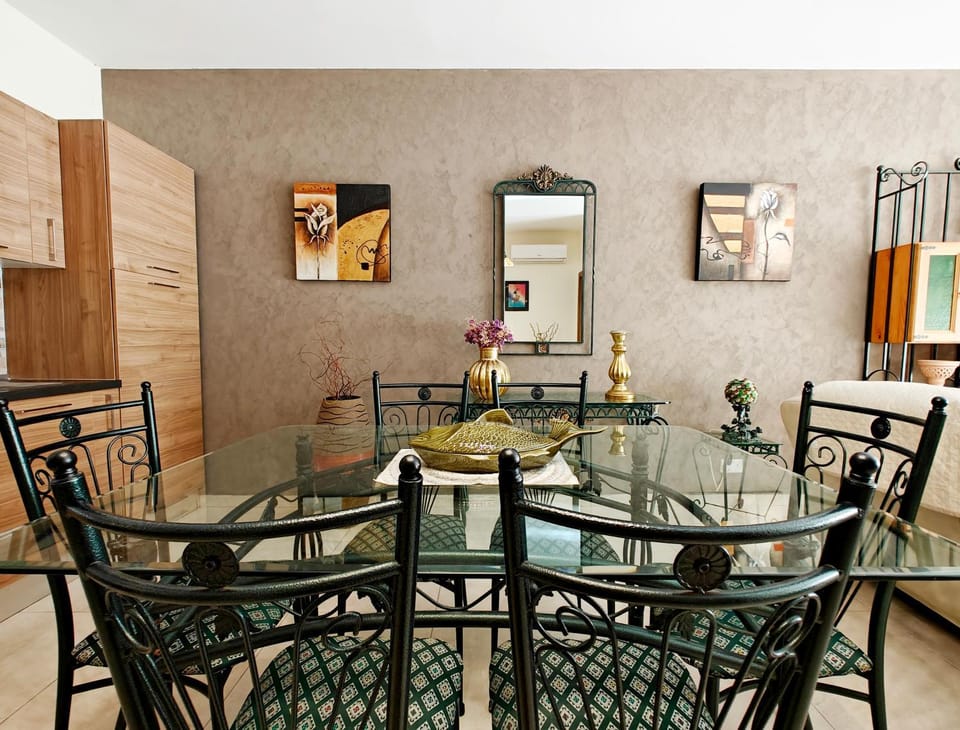 Kitchen or kitchenette, Living room, Seating area, Dining area