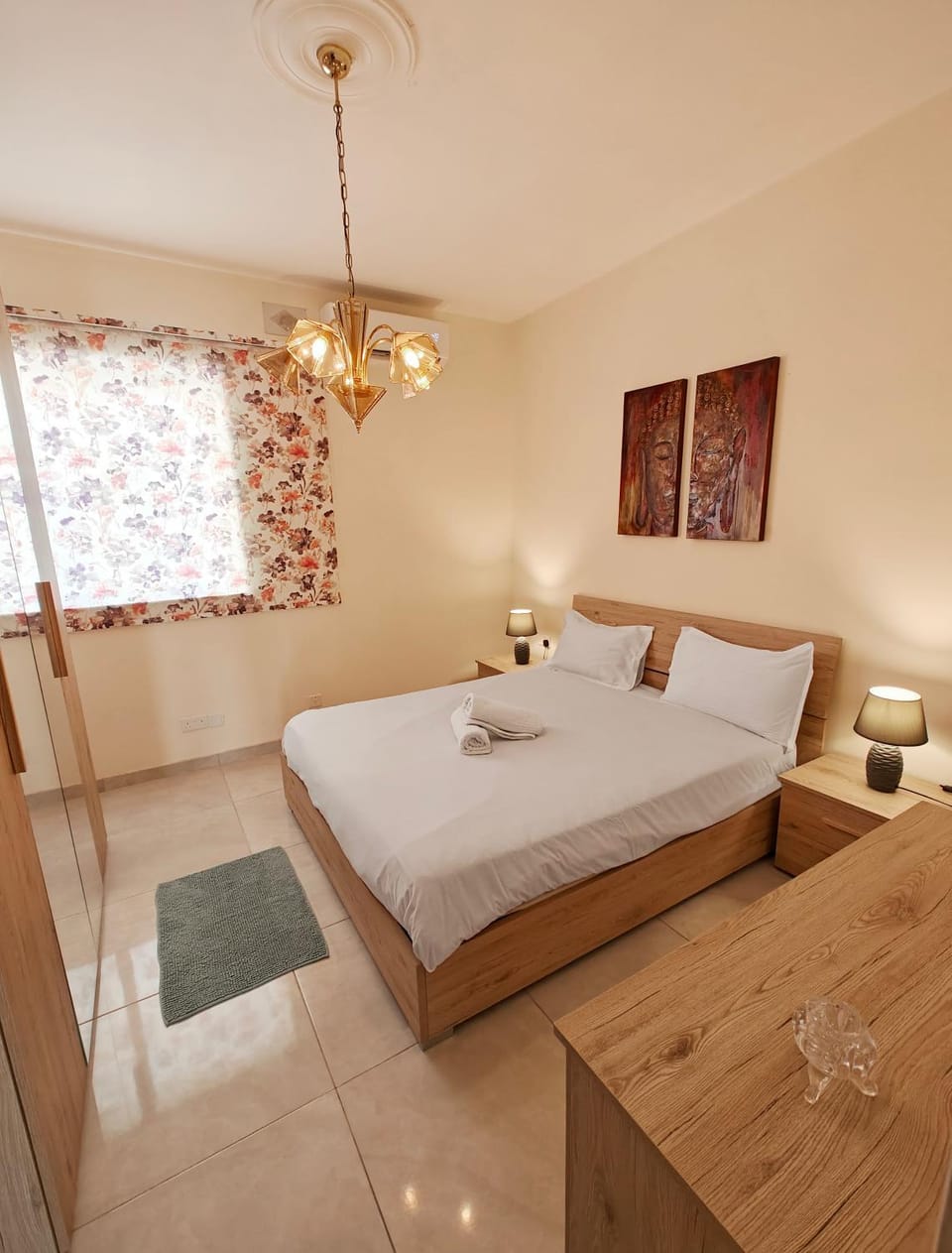Bed, Photo of the whole room, Bedroom, towels