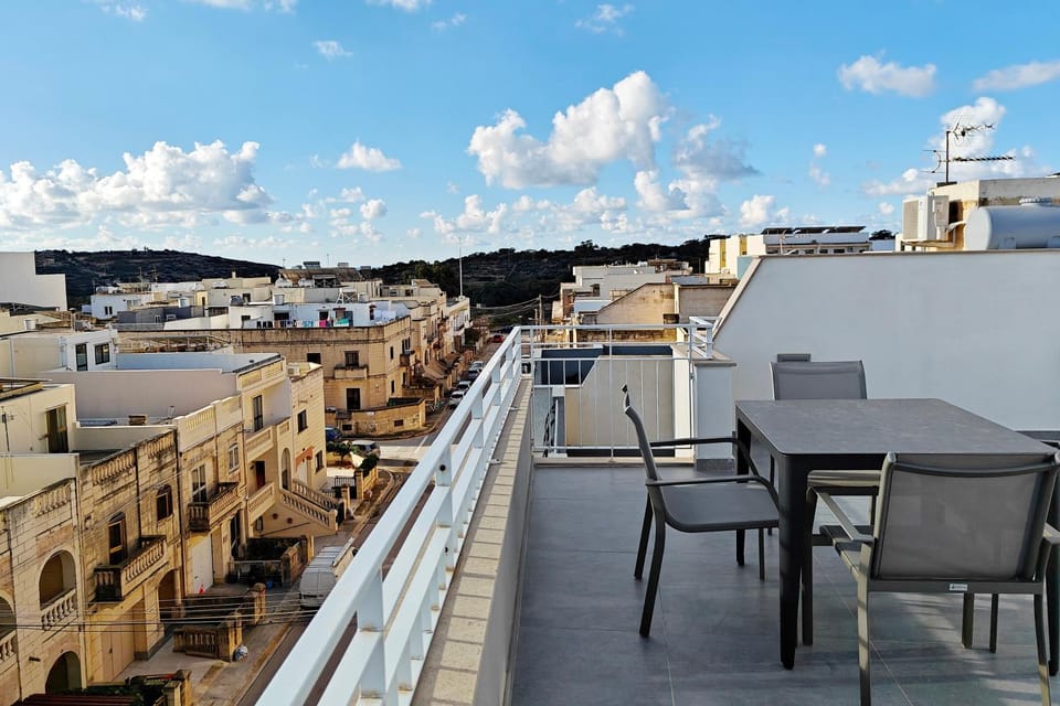 Property building, Day, View (from property/room), Balcony/Terrace, Seating area, Dining area, City view