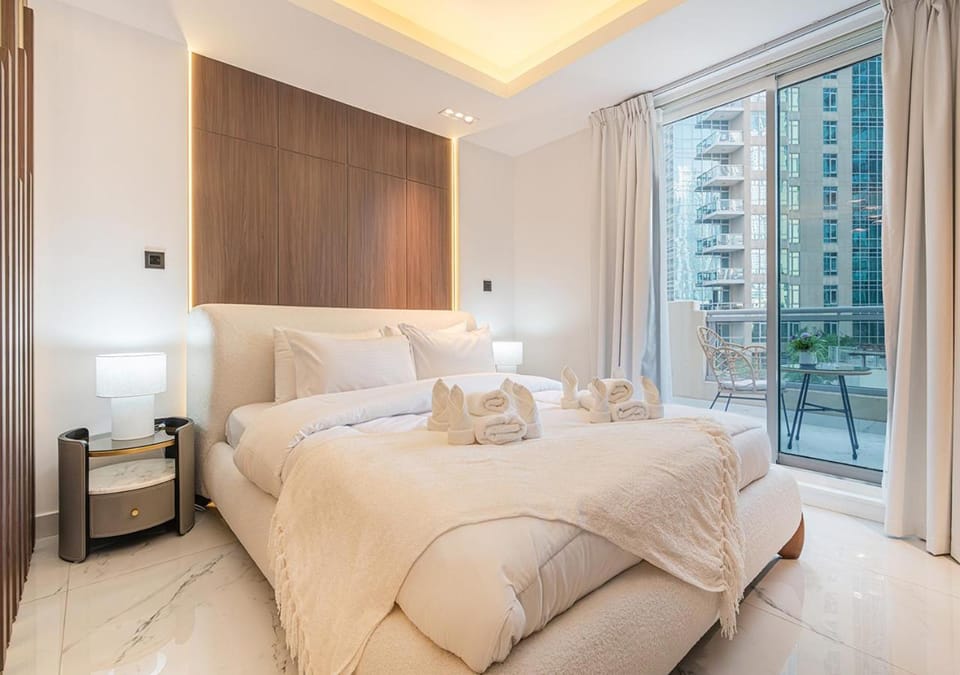 Bed, Seating area, Bedroom