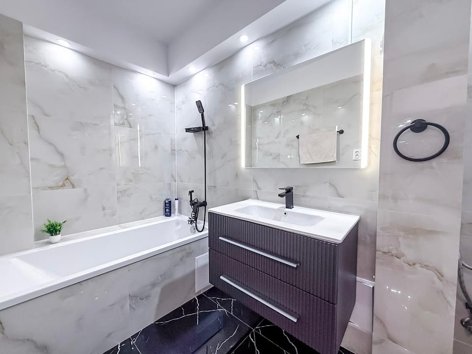 Bucharest Central & Spacious 3Br 3Ba Family Apt Apartment in Bucharest