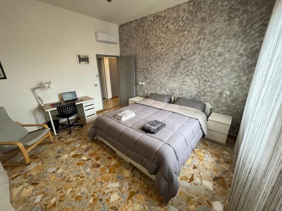 Bed, Photo of the whole room, Seating area, Bedroom, towels, air conditioner