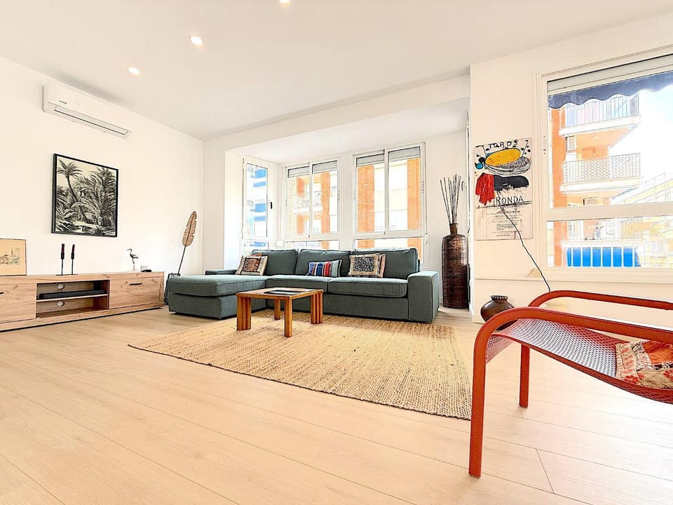 TV and multimedia, Living room, Seating area, air conditioner