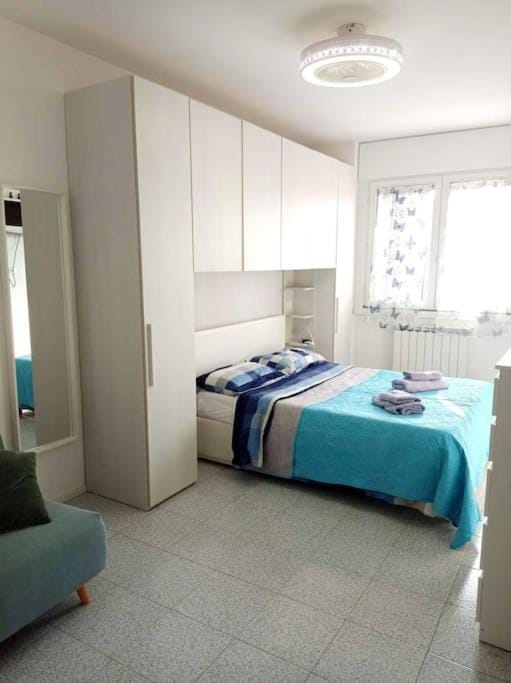 Photo of the whole room, Bedroom, towels, wardrobe