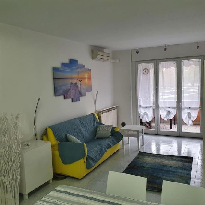 Living room, Seating area, air conditioner