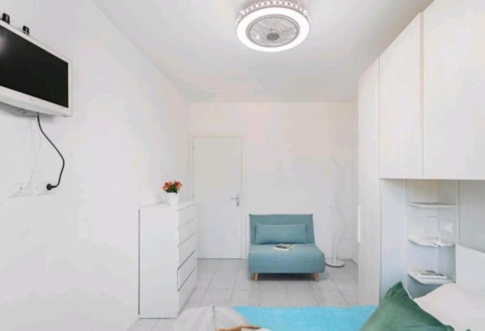 Bed, TV and multimedia, Photo of the whole room