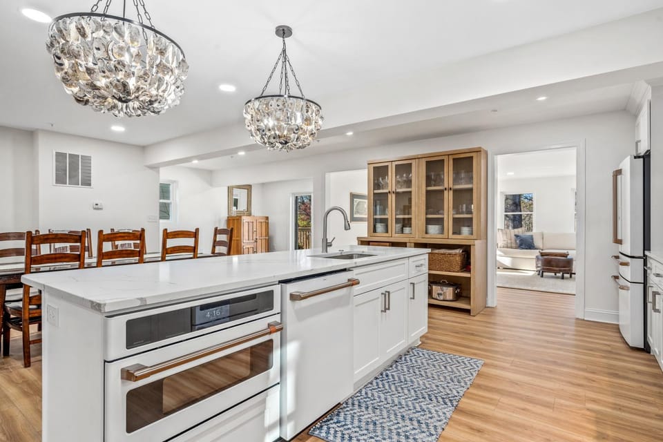 Kitchen or kitchenette, dishwasher, oven