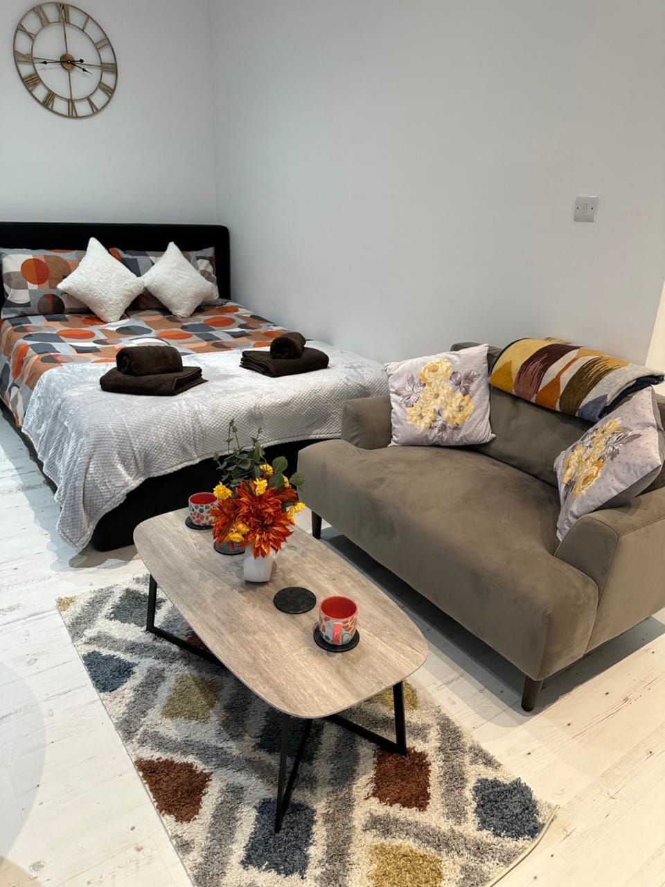 Bed, Living room, Food and drinks, Seating area, Bedroom