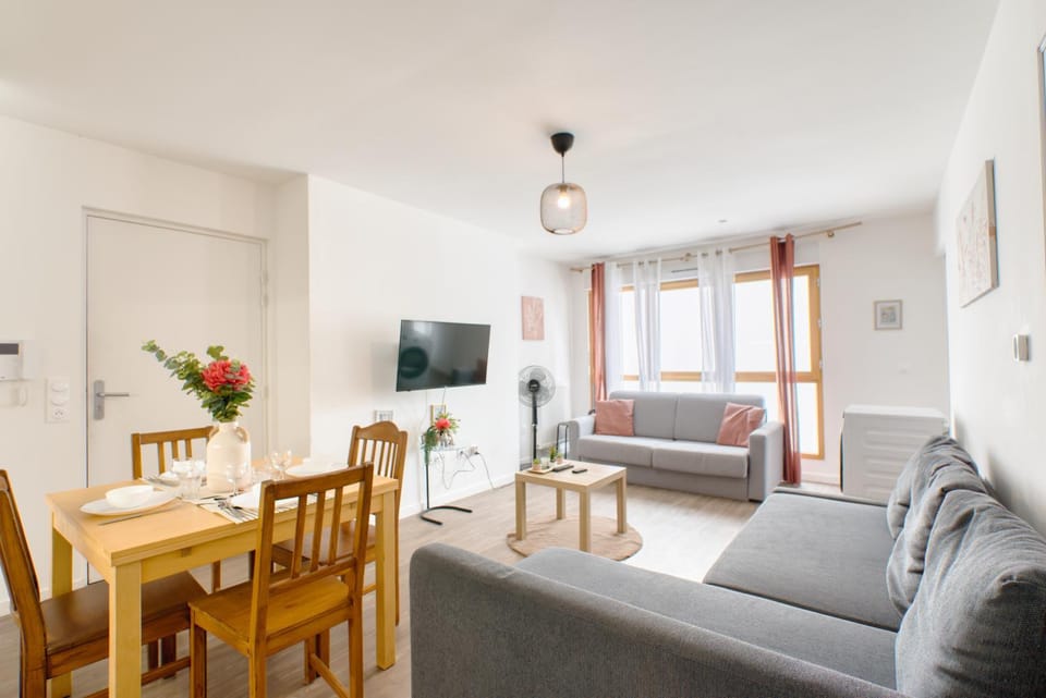 Communal lounge/ TV room, TV and multimedia, Living room, Dining area
