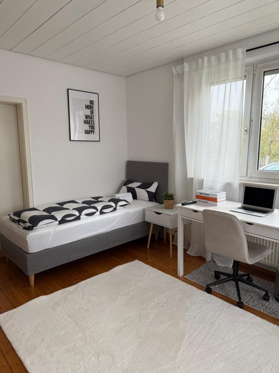Bed, TV and multimedia, Bedroom