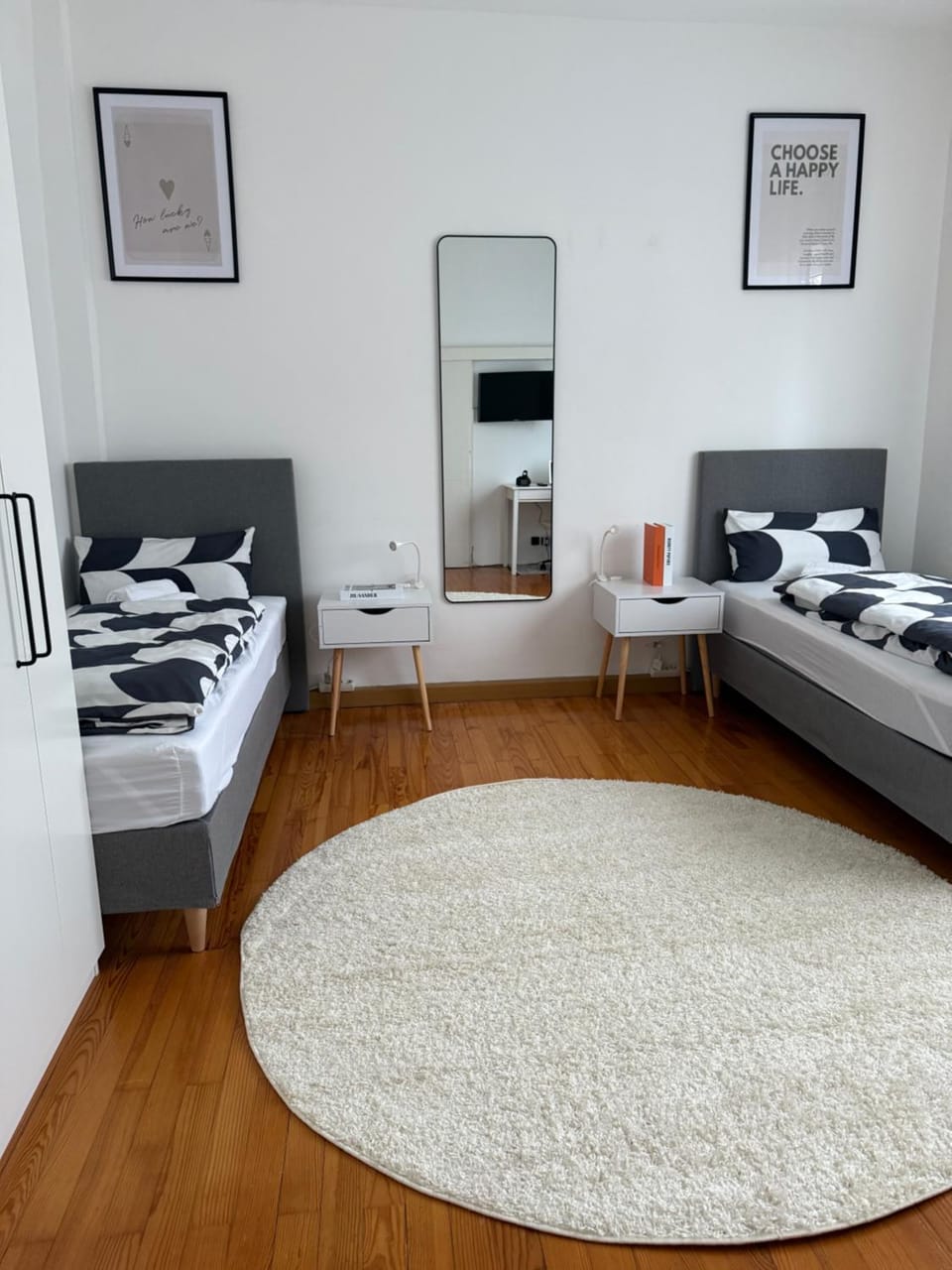 Bed, TV and multimedia, Bedroom