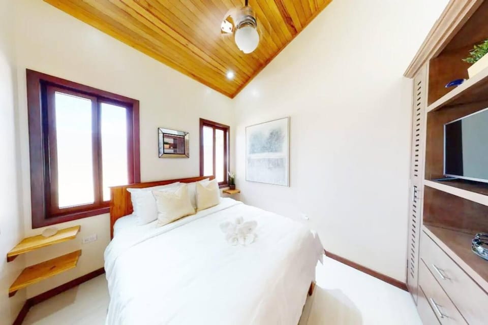Secluded Beach Villa with Concierge by ALOM Villa in San Pedro