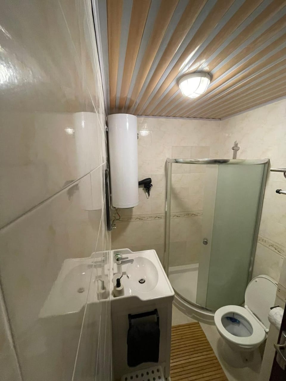 Shower, Toilet, Bathroom, towels