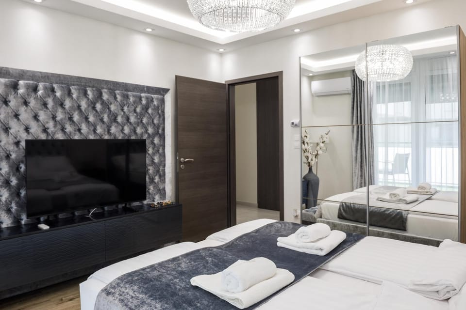 Bed, TV and multimedia, Photo of the whole room, Bedroom, towels, wardrobe